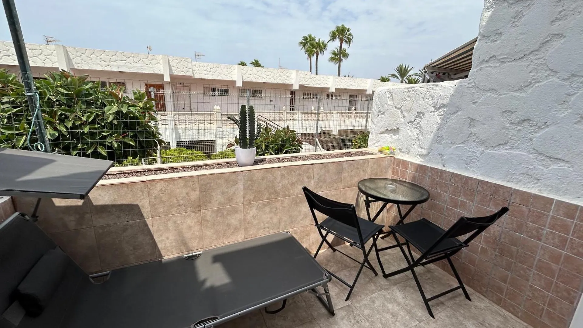 Practical And Cozy Apartment In Southern Arona location